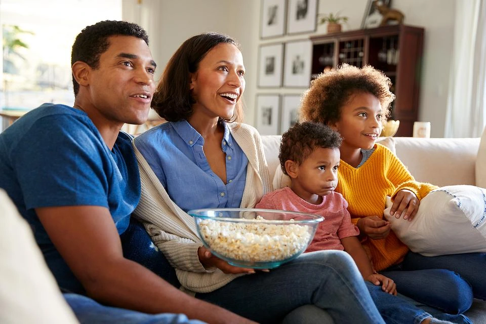 Familia viendo Thunder TV IPTV en Fire Stick con Suscripción IPTV EE.UU., Canales IPTV en Español y Streaming en Vivo de Deportes IPTV